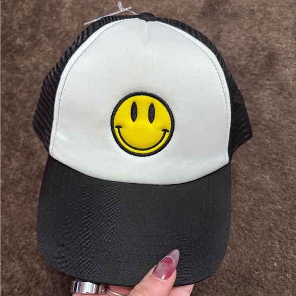 Accessories - Smiley Face Trucker Hat nwot adjustable SnapBack